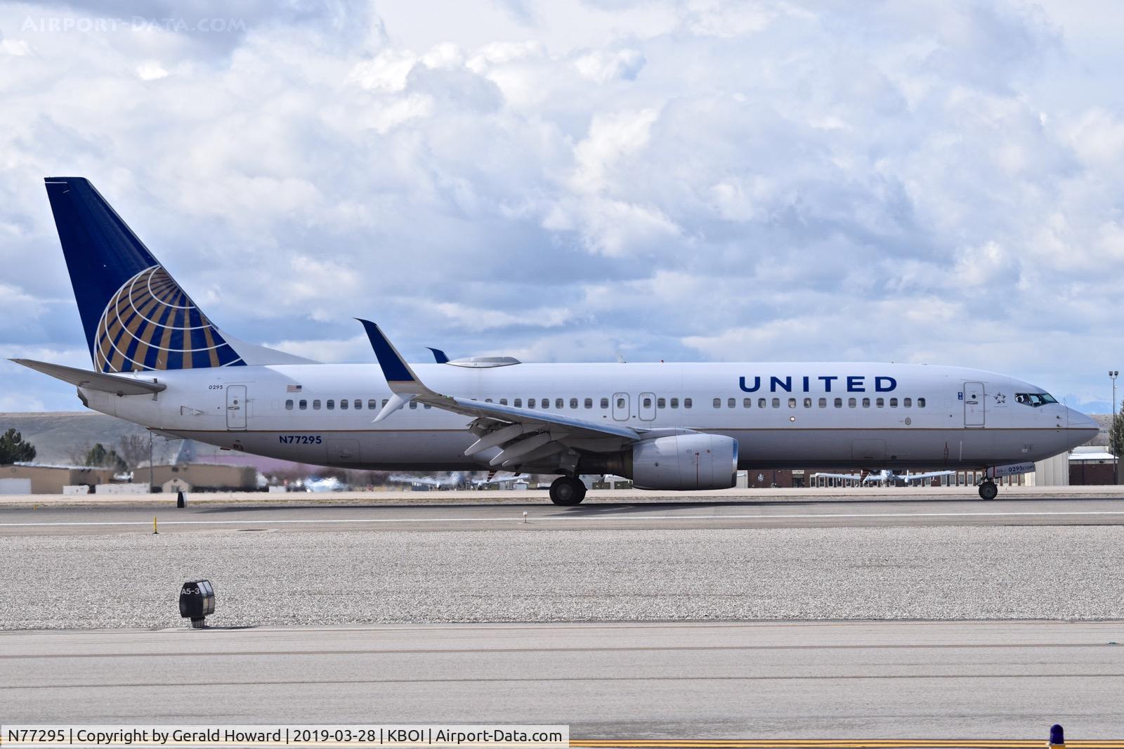 N77295, 2005 Boeing 737-824 C/N 34001, Landing roll out on RWY 28R.