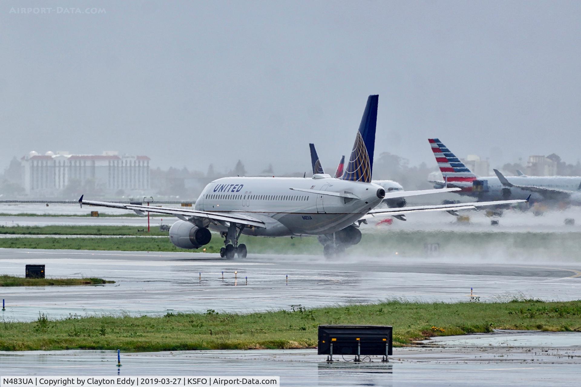 N483UA, 2001 Airbus A320-232 C/N 1586, SFO 2019.