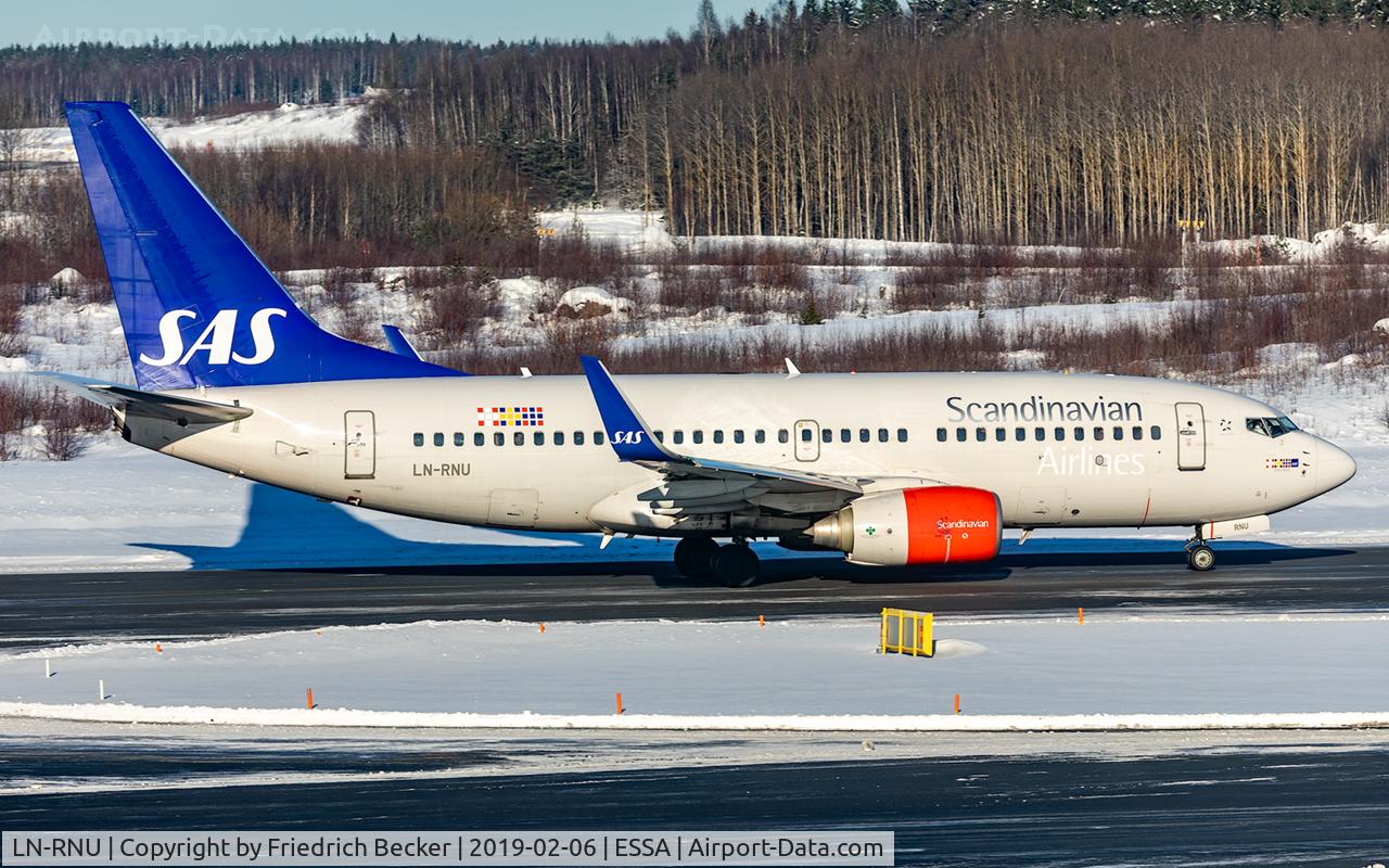 LN-RNU, 2009 Boeing 737-783 C/N 34548, taxying to the active