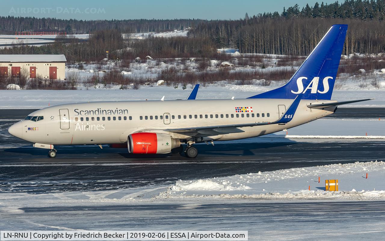 LN-RNU, 2009 Boeing 737-783 C/N 34548, taxying to the gate