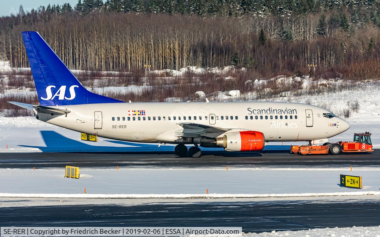 SE-RER, 2000 Boeing 737-7BX C/N 30736, taxying to the active