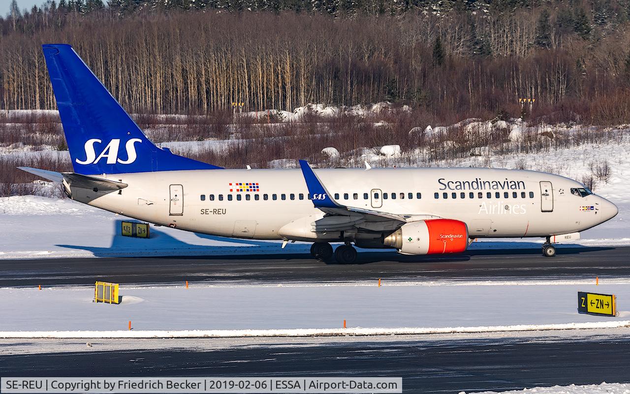 SE-REU, 2002 Boeing 737-76N C/N 33005, taxying to the active