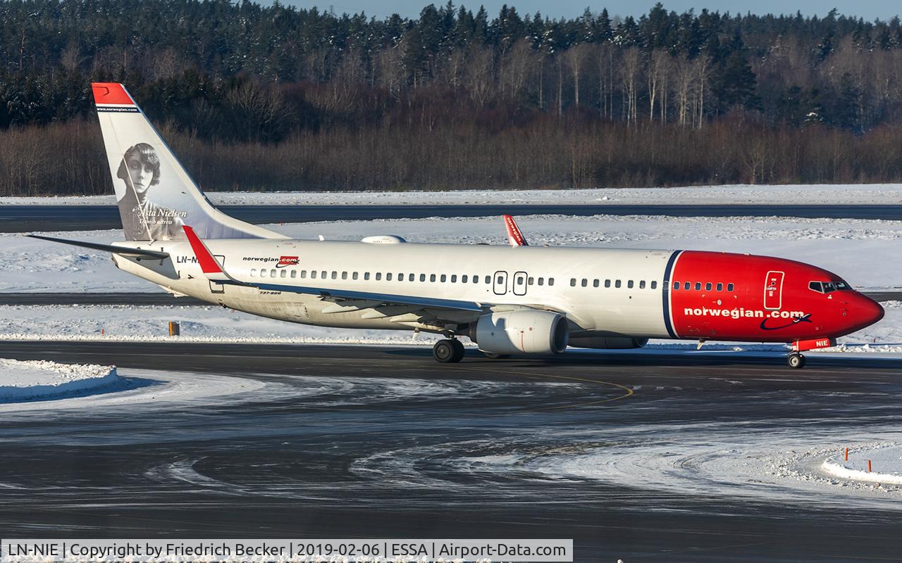 LN-NIE, 2012 Boeing 737-8JP C/N 39435, taxying to the active