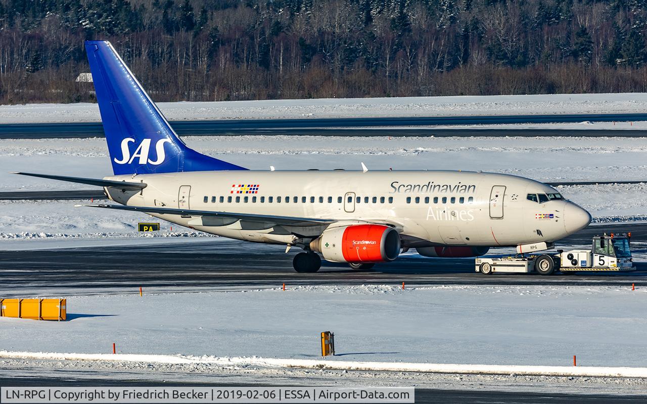 LN-RPG, 1999 Boeing 737-683 C/N 28310, towed to the gate
