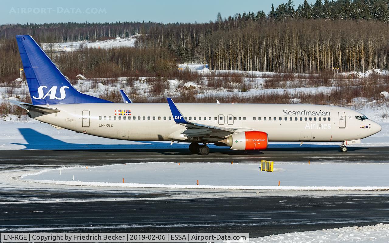 LN-RGE, 2013 Boeing 737-883 C/N 38037, taxying to the active