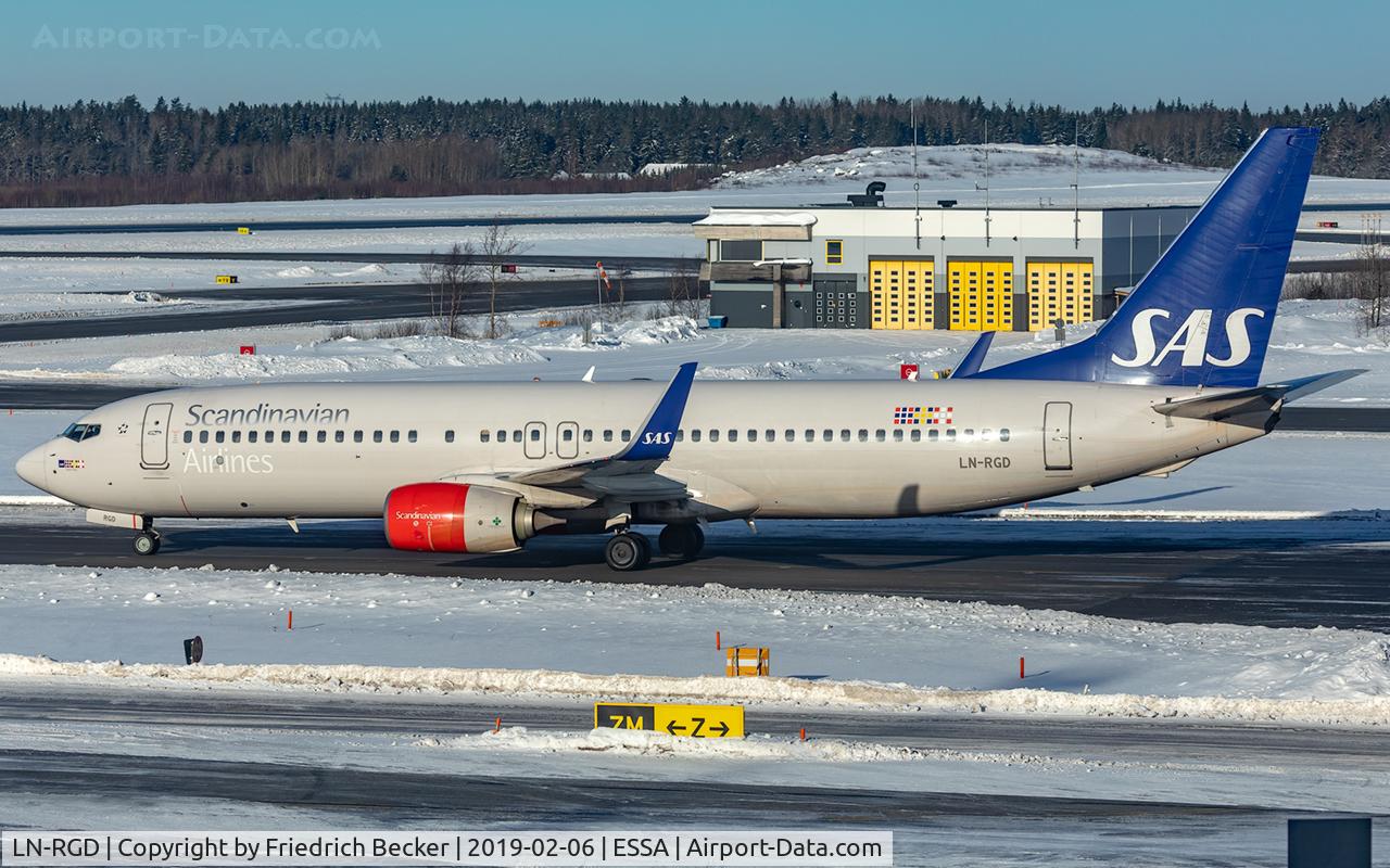 LN-RGD, 2013 Boeing 737-86N C/N 41258, taxying to the gate