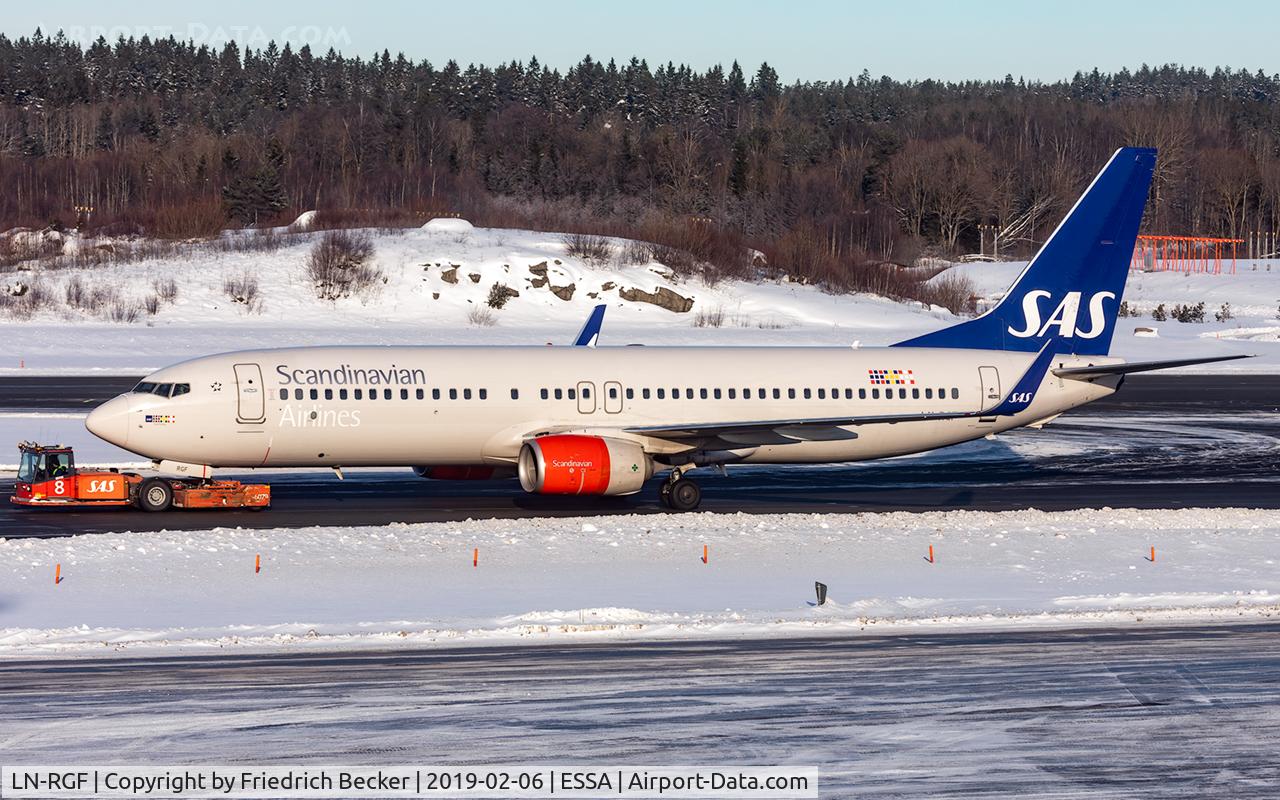 LN-RGF, 2013 Boeing 737-86N C/N 38038, towed to the gate