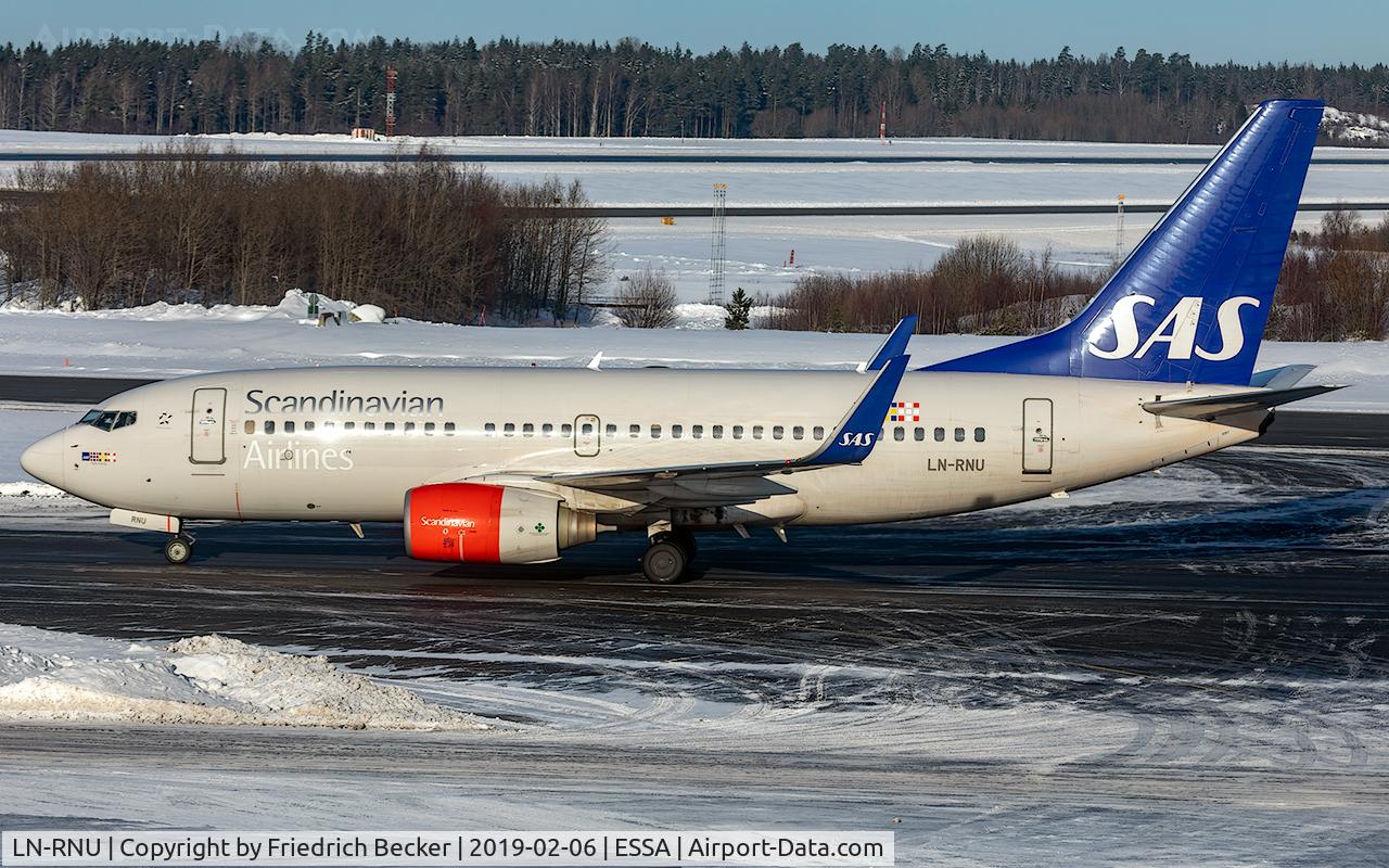 LN-RNU, 2009 Boeing 737-783 C/N 34548, taxying to the gate