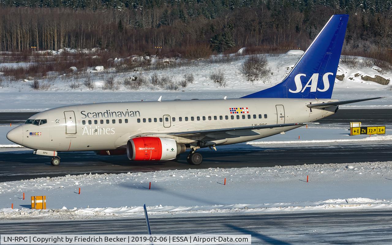 LN-RPG, 1999 Boeing 737-683 C/N 28310, taxying to the gate