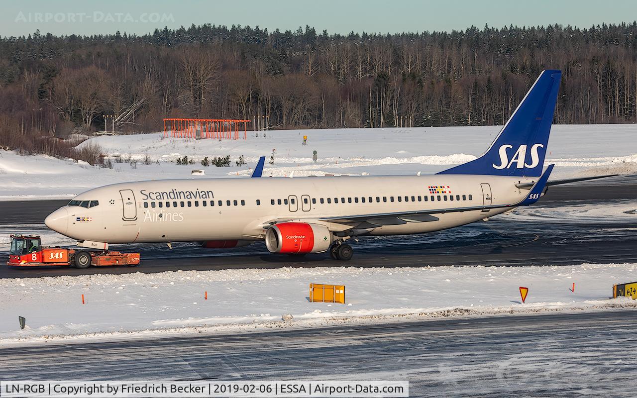 LN-RGB, 2012 Boeing 737-86N C/N 38034, towed to the gate
