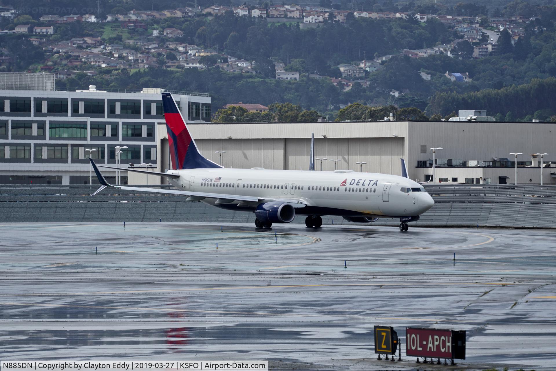 N885DN, 2017 Boeing 737-900/ER C/N 31996, SFO 2019.