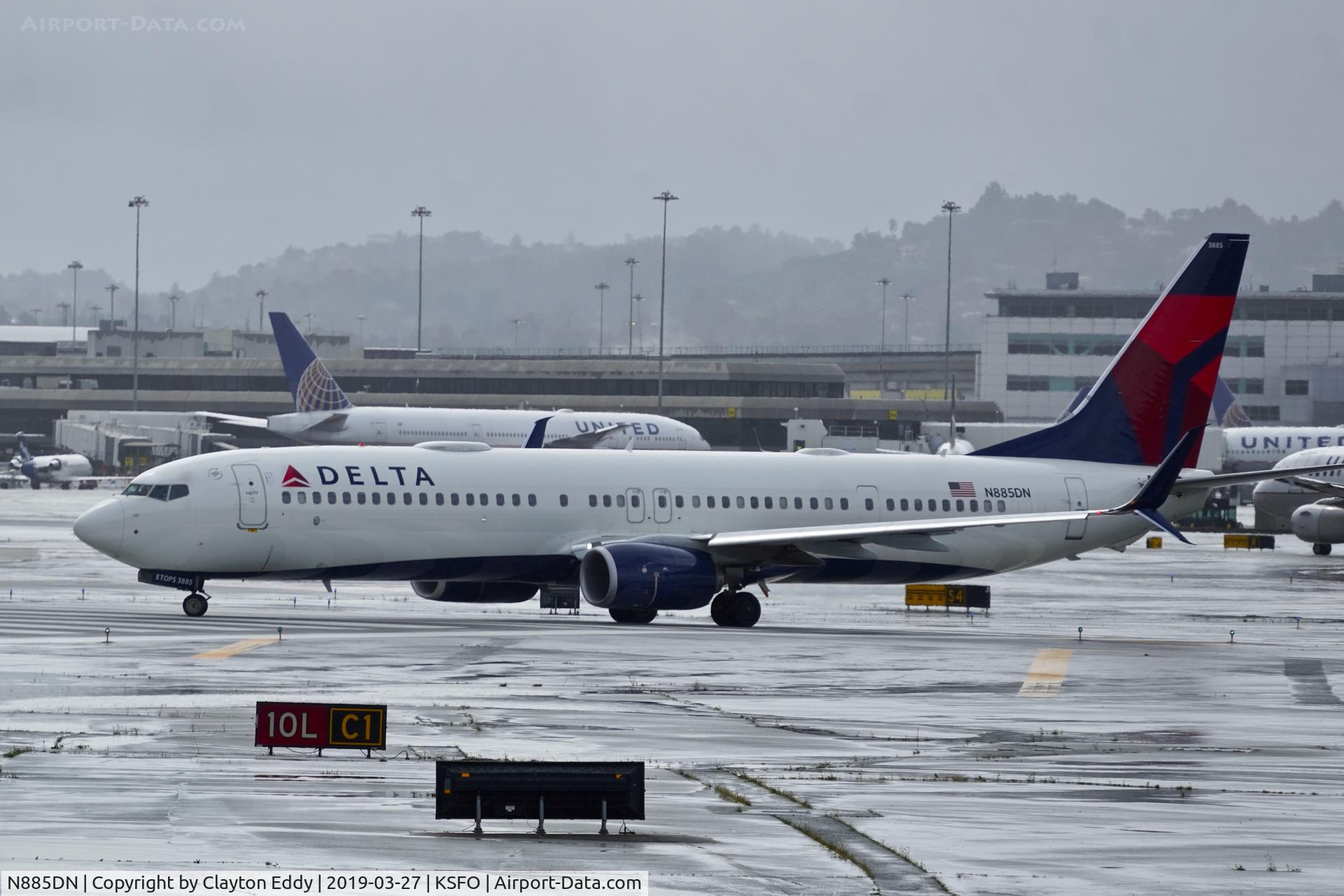 N885DN, 2017 Boeing 737-900/ER C/N 31996, SFO 2019.