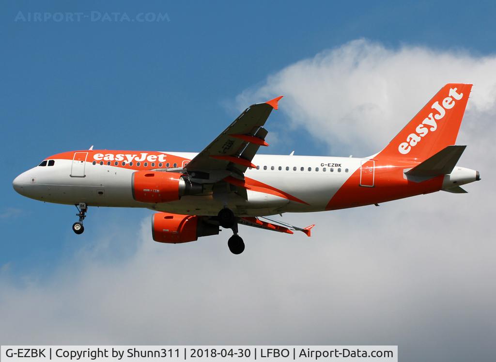 G-EZBK, 2007 Airbus A319-111 C/N 3041, Landing rwy 32L in new c/s