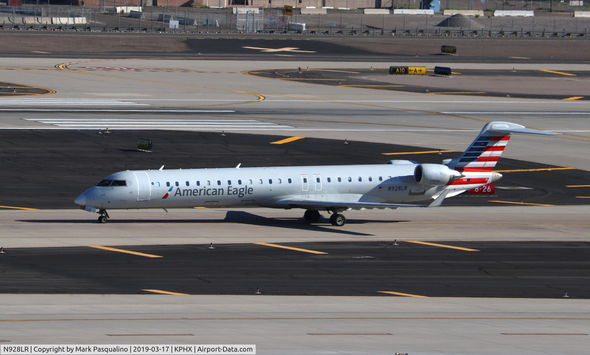 N928LR, 2005 Bombardier CRJ-900ER (CL-600-2D24) C/N 15028, CL-600-2D24