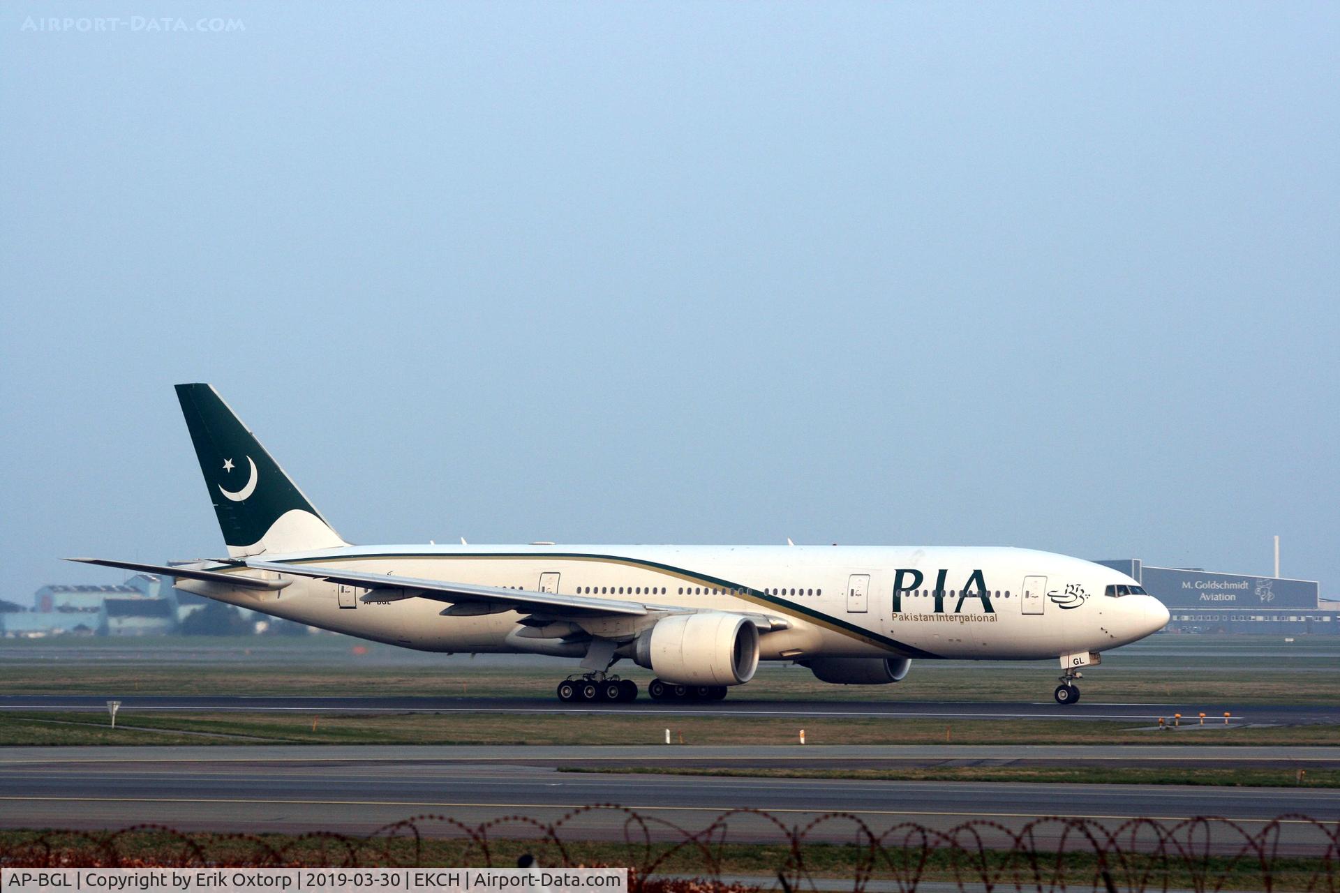 AP-BGL, 2004 Boeing 777-240/ER C/N 33777, AP-BGL taking off rw 22R