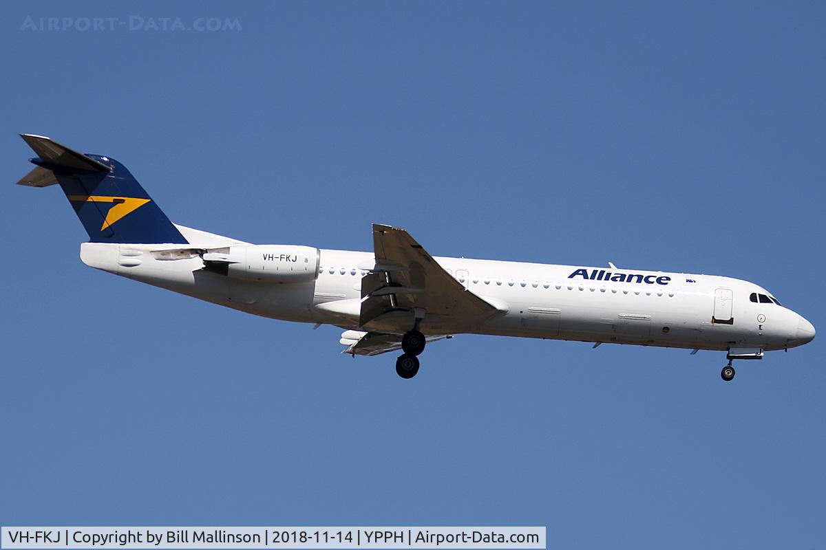 VH-FKJ, 1991 Fokker 100 (F-28-0100) C/N 11372, finals to 21