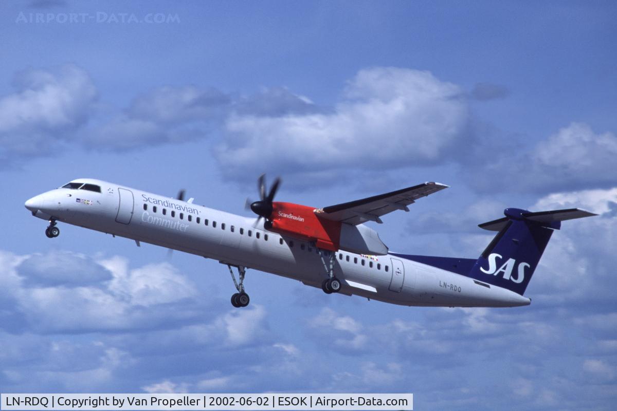 LN-RDQ, 1999 De Havilland Canada DHC-8-402Q Dash 8 C/N 4008, Scandinavian Commuter DHC-8-400 taking off from Karlstad airport, 2002