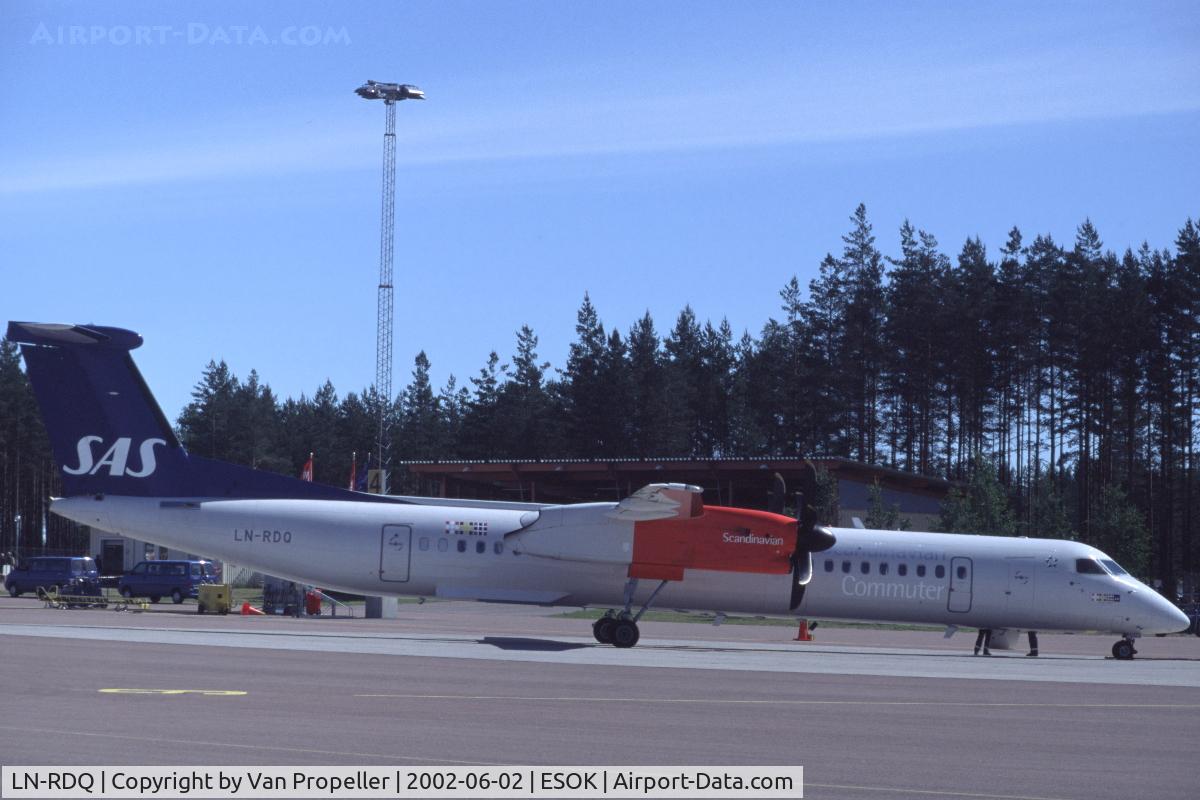 LN-RDQ, 1999 De Havilland Canada DHC-8-402Q Dash 8 C/N 4008, Scandinavian Commuter DHC-8-400 on the platform of Karlstad airport, 2002