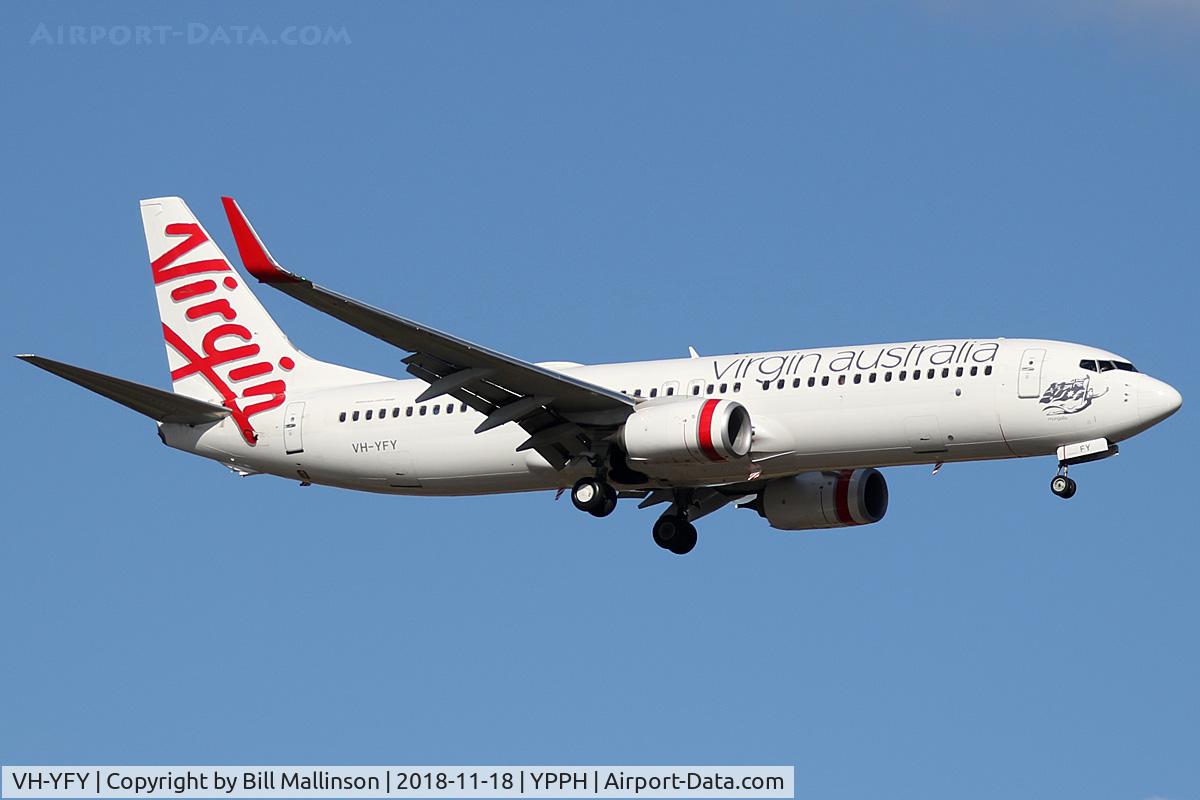 VH-YFY, 2017 Boeing 737-8FE C/N 41016, finals to 21
