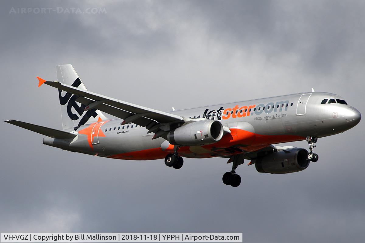VH-VGZ, 2009 Airbus A320-232 C/N 3917, finals to 21
