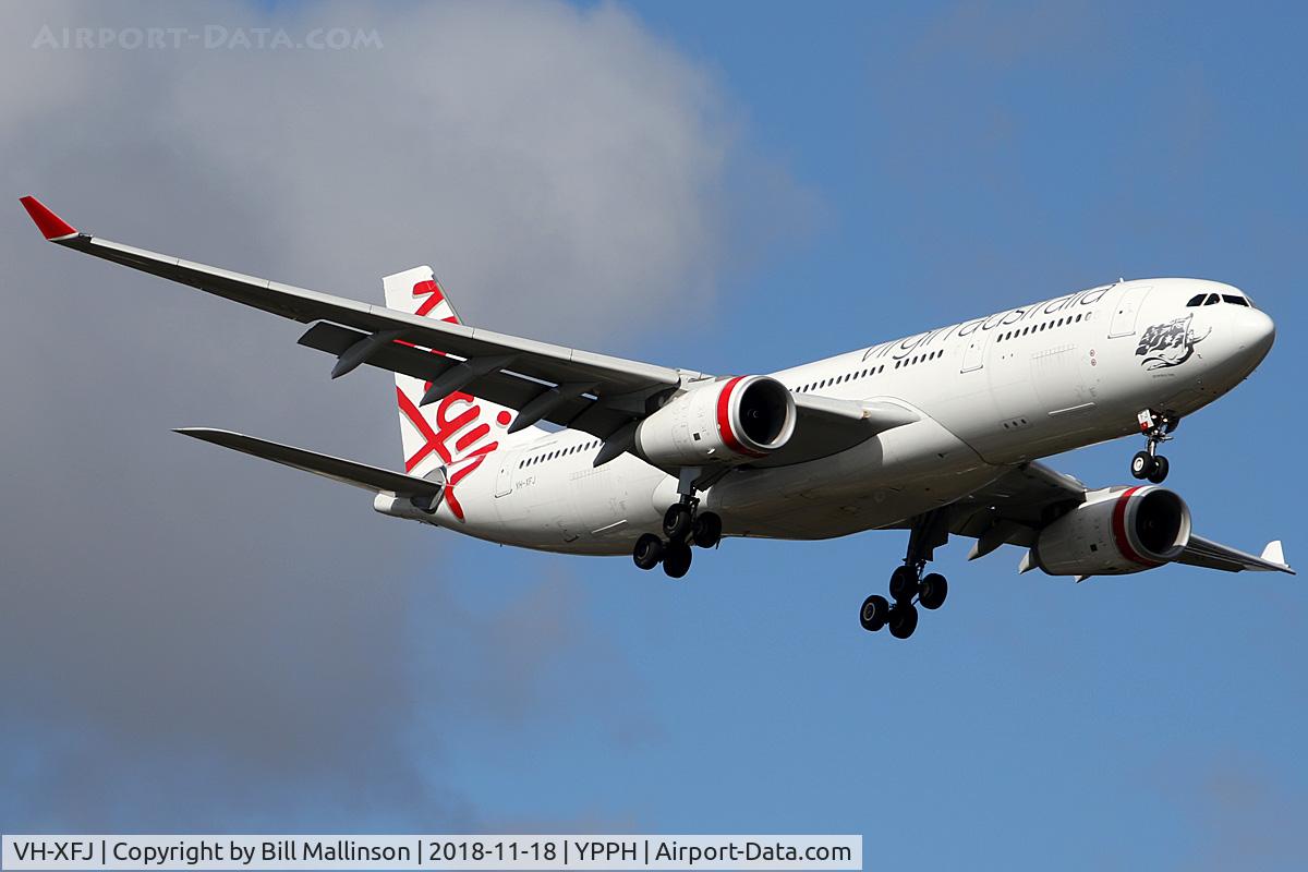 VH-XFJ, 2014 Airbus A330-243 C/N 1561, finals to 21
