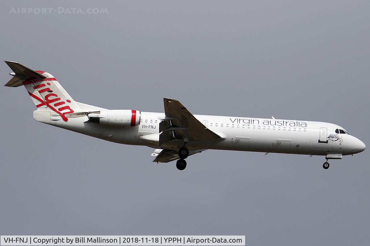 VH-FNJ, 1994 Fokker 100 (F-28-0100) C/N 11489, finals to 21
