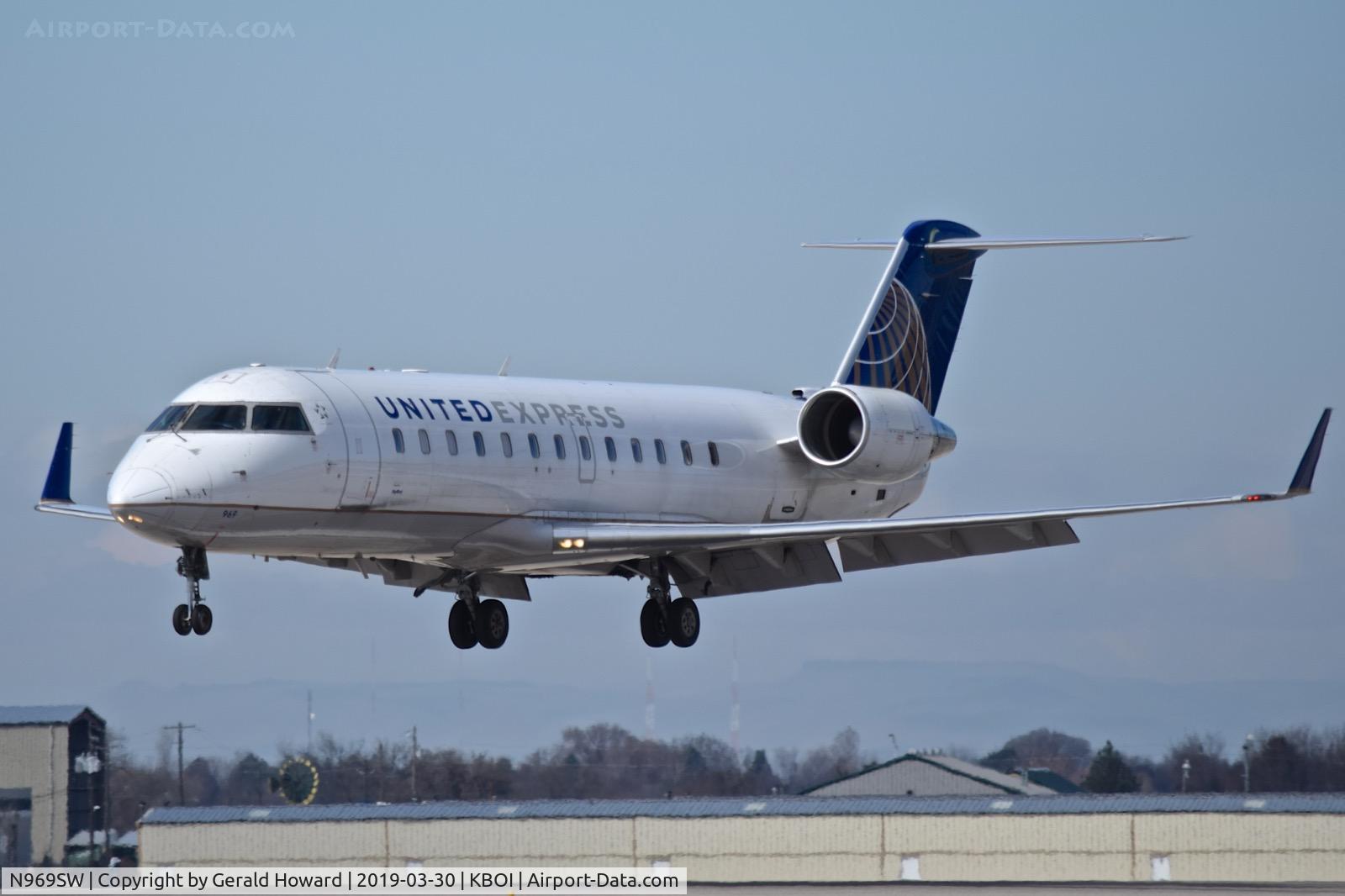 N969SW, 2003 Bombardier CRJ-200ER (CL-600-2B19) C/N 7876, Landing RWY 10L.