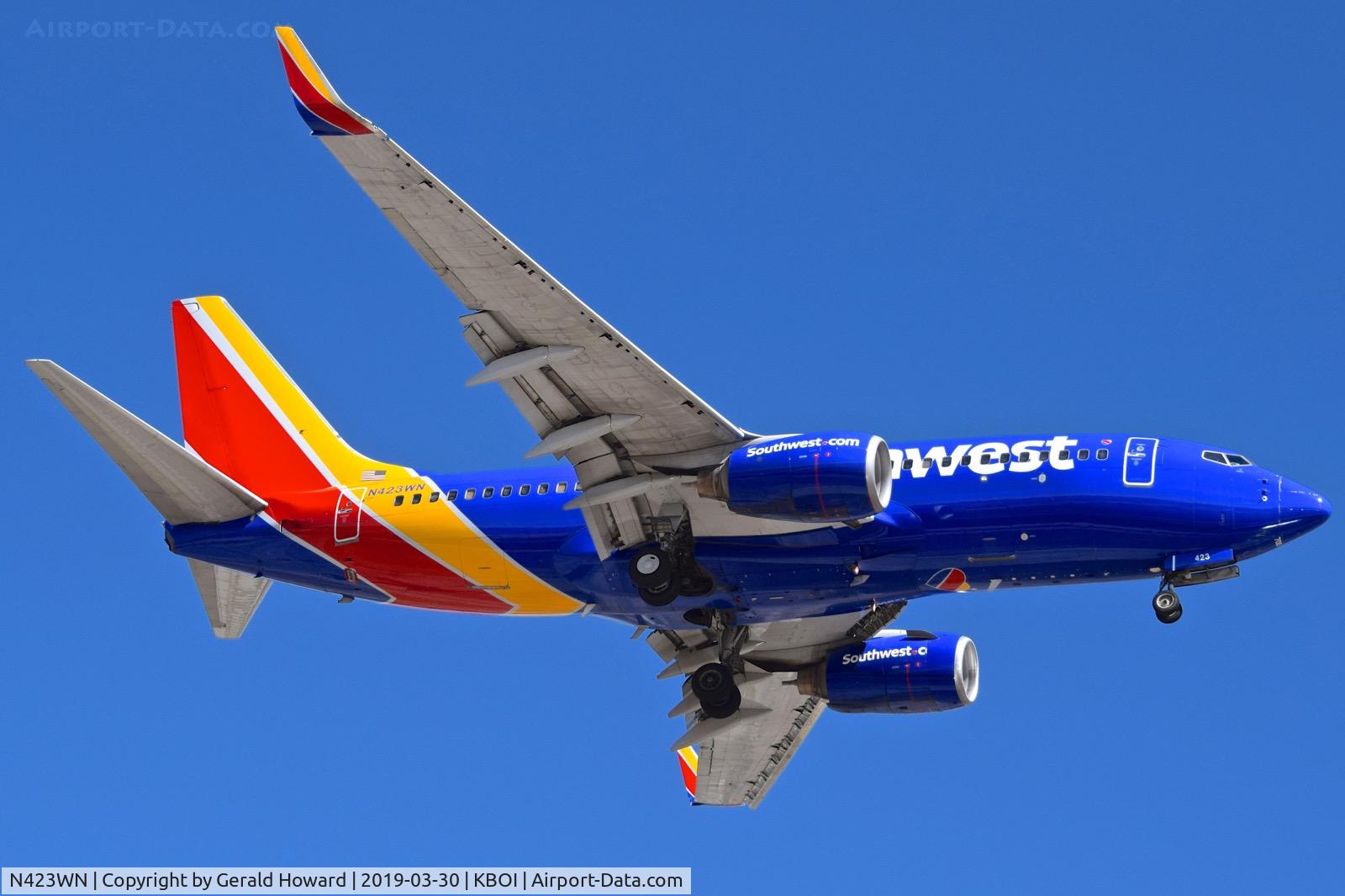 N423WN, 2002 Boeing 737-7H4 C/N 29827, Landing RWY 10L.