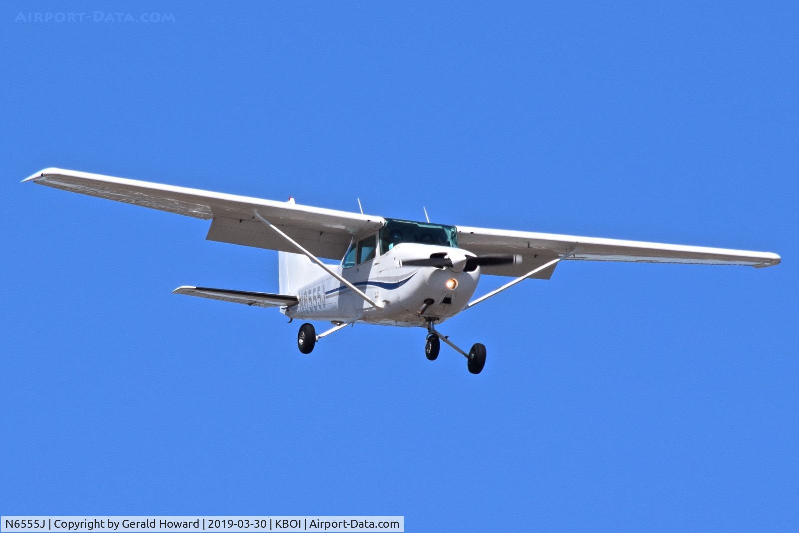 N6555J, 1980 Cessna 172N C/N 17273890, Approach to RWY 10L.