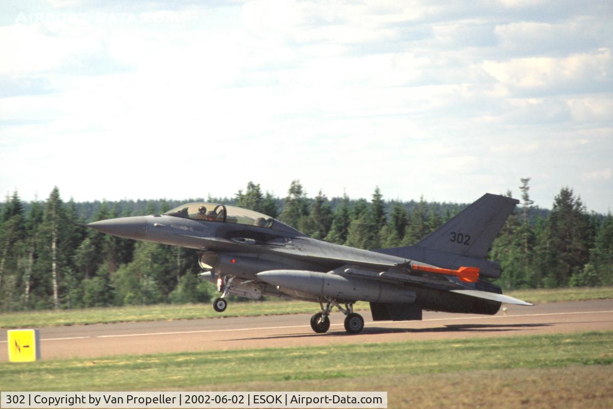 302, Fokker F-16B Fighting Falcon C/N 6L-2, Royal Norwegian Air Force F-16BM landing at Karlstad airport, Sweden, 2002