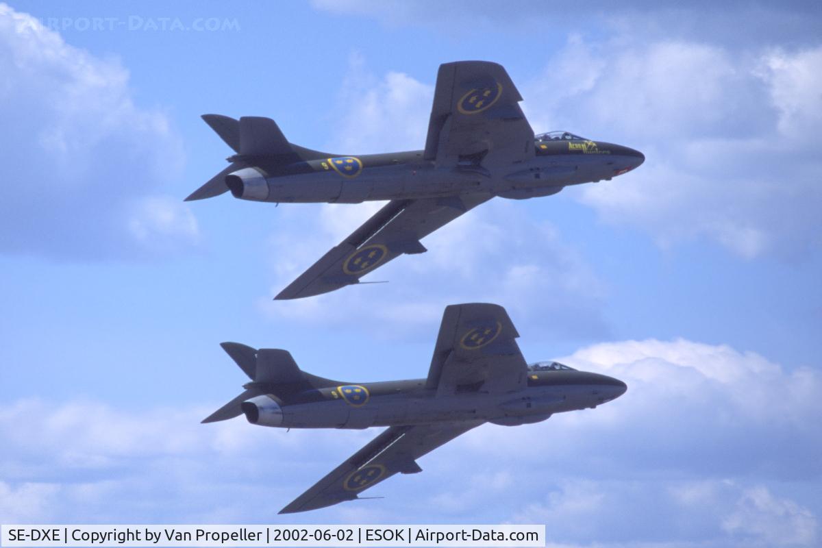 SE-DXE, 1959 Hawker Hunter F.58 C/N 41H-697443, Two Swedish Hawker Hunter F.58s during an air show at Karlstad airport, 2002. SE-DXE top, SE-DXF below. Both Hunter served with the Swiss Air Force