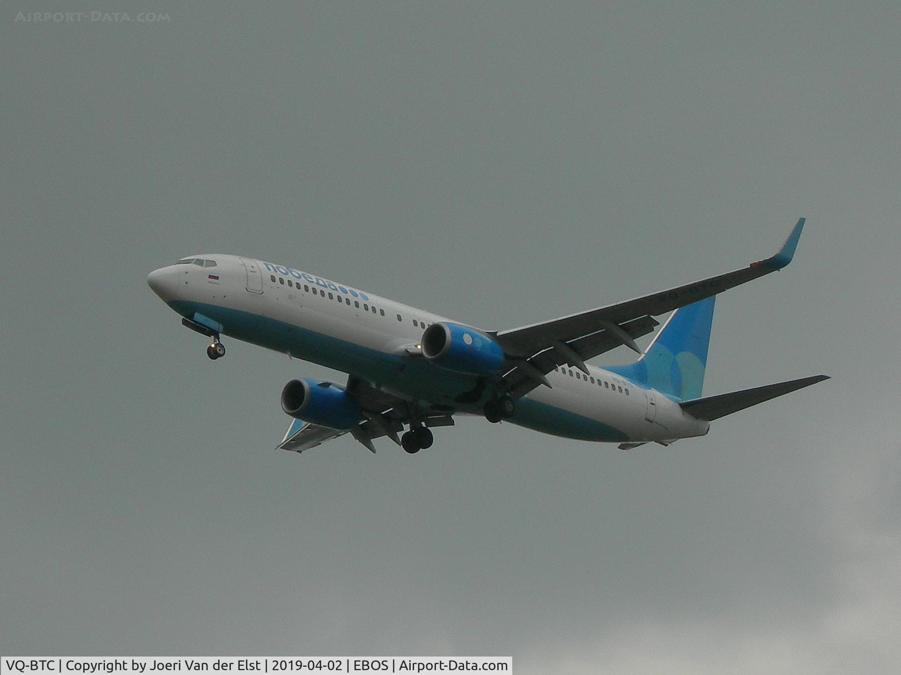 VQ-BTC, 2014 Boeing 737-8MA C/N 43662, Moments before touchdown rwy 26