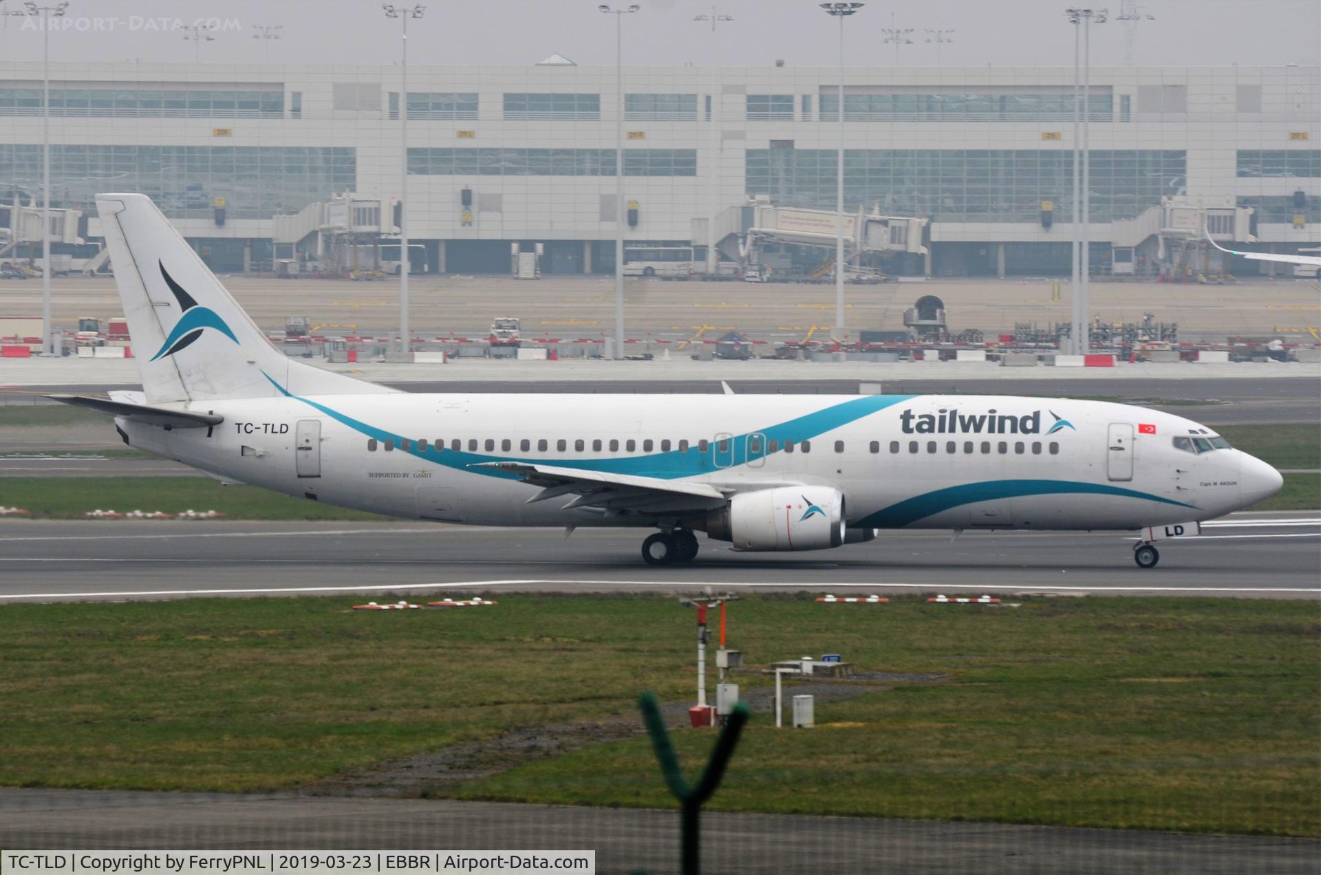 TC-TLD, 1996 Boeing 737-4Q8 C/N 28199, Tailwind B734 departing