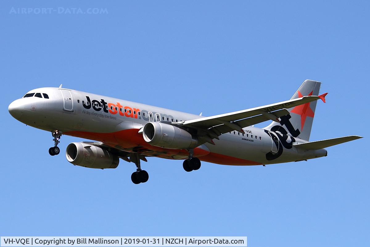 VH-VQE, 2000 Boeing 717-200 C/N 55063, finals to 02