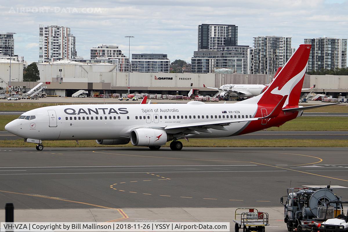 VH-VZA, 2008 Boeing 737-838 C/N 34195, taxiing