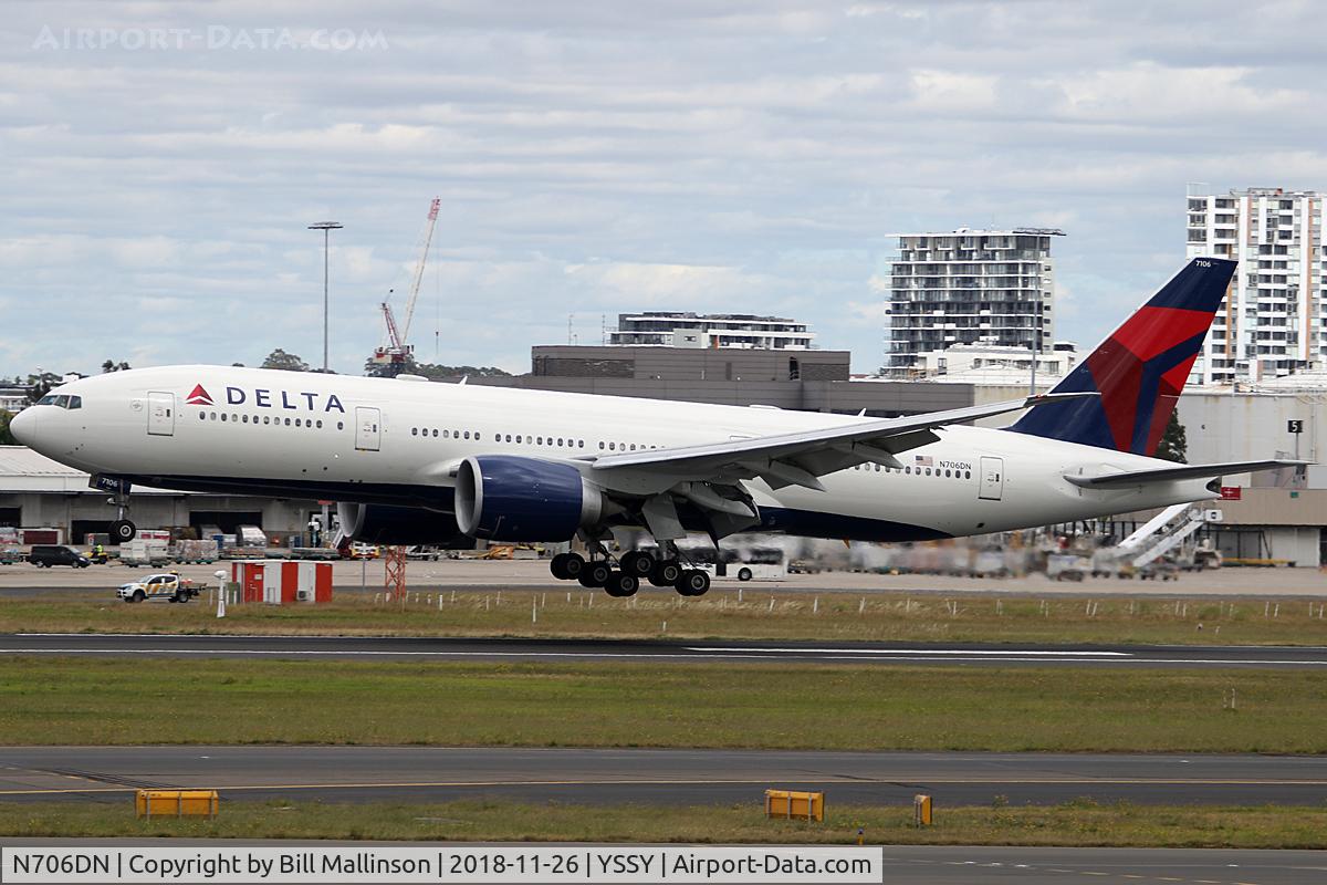 N706DN, Boeing 777-232/LR C/N 30440, onto 16R