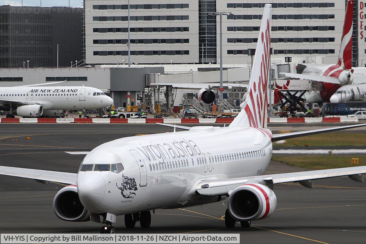 VH-YIS, 2012 Boeing 737-8FE C/N 39926, taxiing
