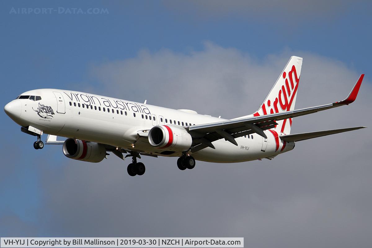 VH-YIJ, 2012 Boeing 737-8FE C/N 39924, finals to 02