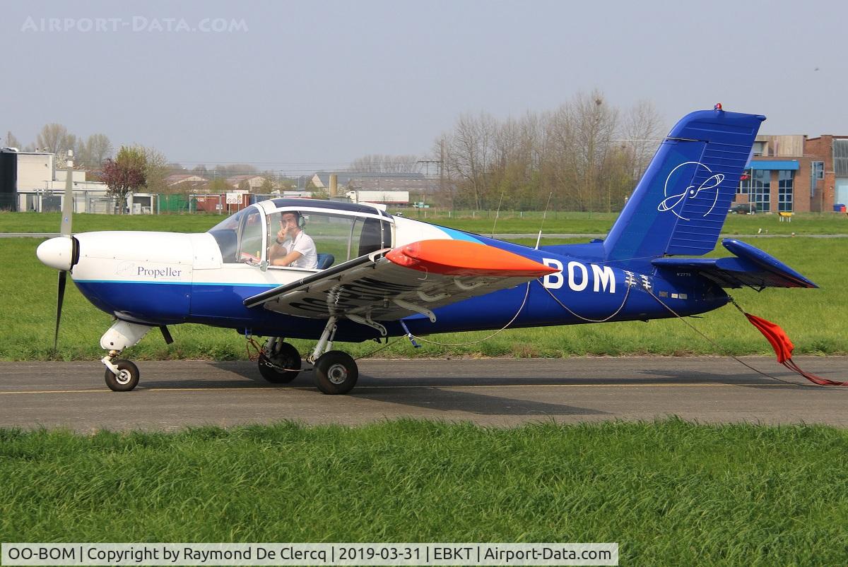 OO-BOM, 1976 Morane-Saulnier MS-893E Rallye 150GT C/N 2775, Nice greeting from a friendly pilot.