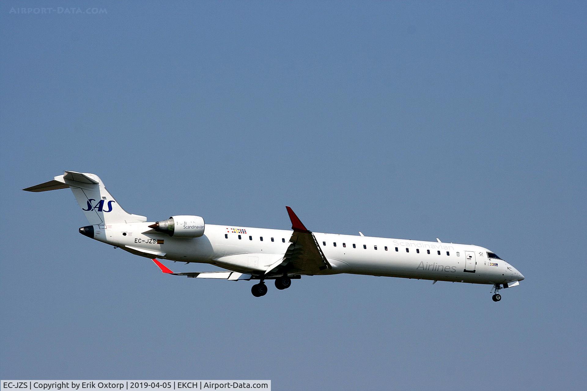 EC-JZS, 2007 Bombardier CRJ-900 (CL-600-2D24) C/N 15111, EC-JZS now operated on behalf of SAS.
Landing rw 04L