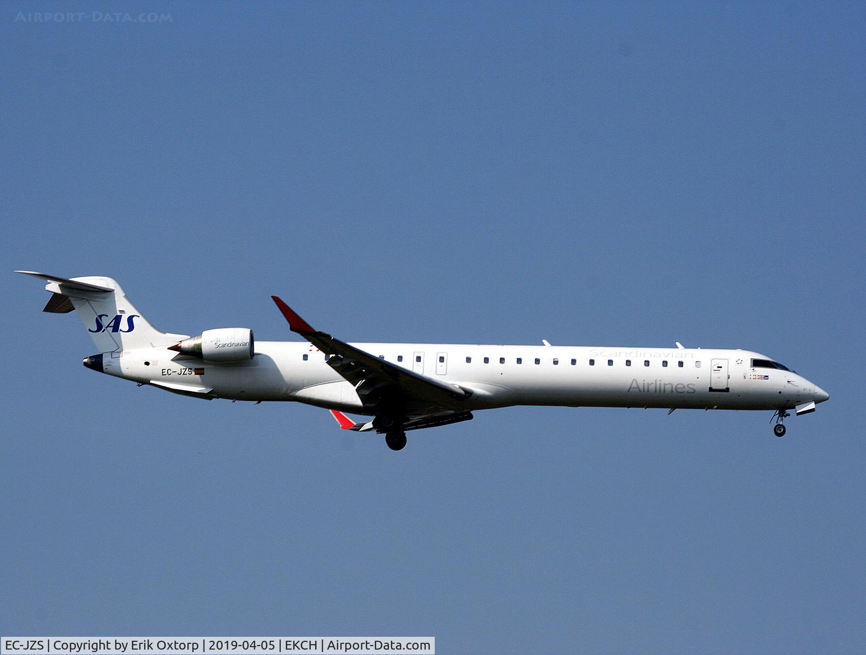 EC-JZS, 2007 Bombardier CRJ-900 (CL-600-2D24) C/N 15111, EC-JZS now operated on behalf of SAS.
Landing rw 04L