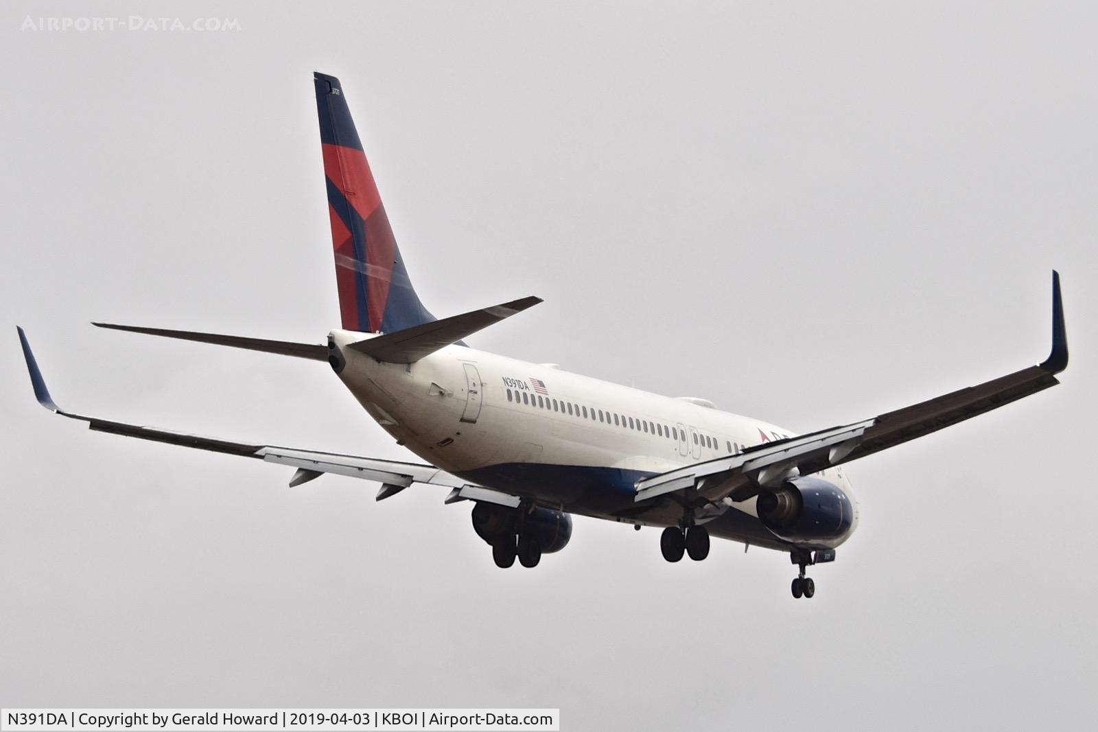 N391DA, 2000 Boeing 737-832 C/N 30560, Landing RWY 10L.