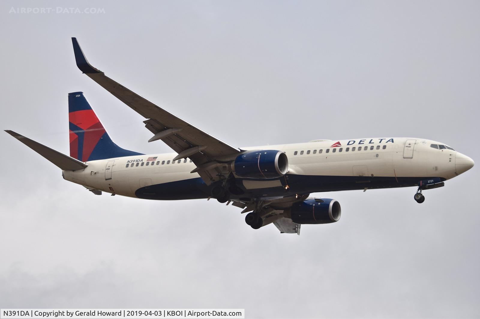 N391DA, 2000 Boeing 737-832 C/N 30560, Landing RWY 10L.