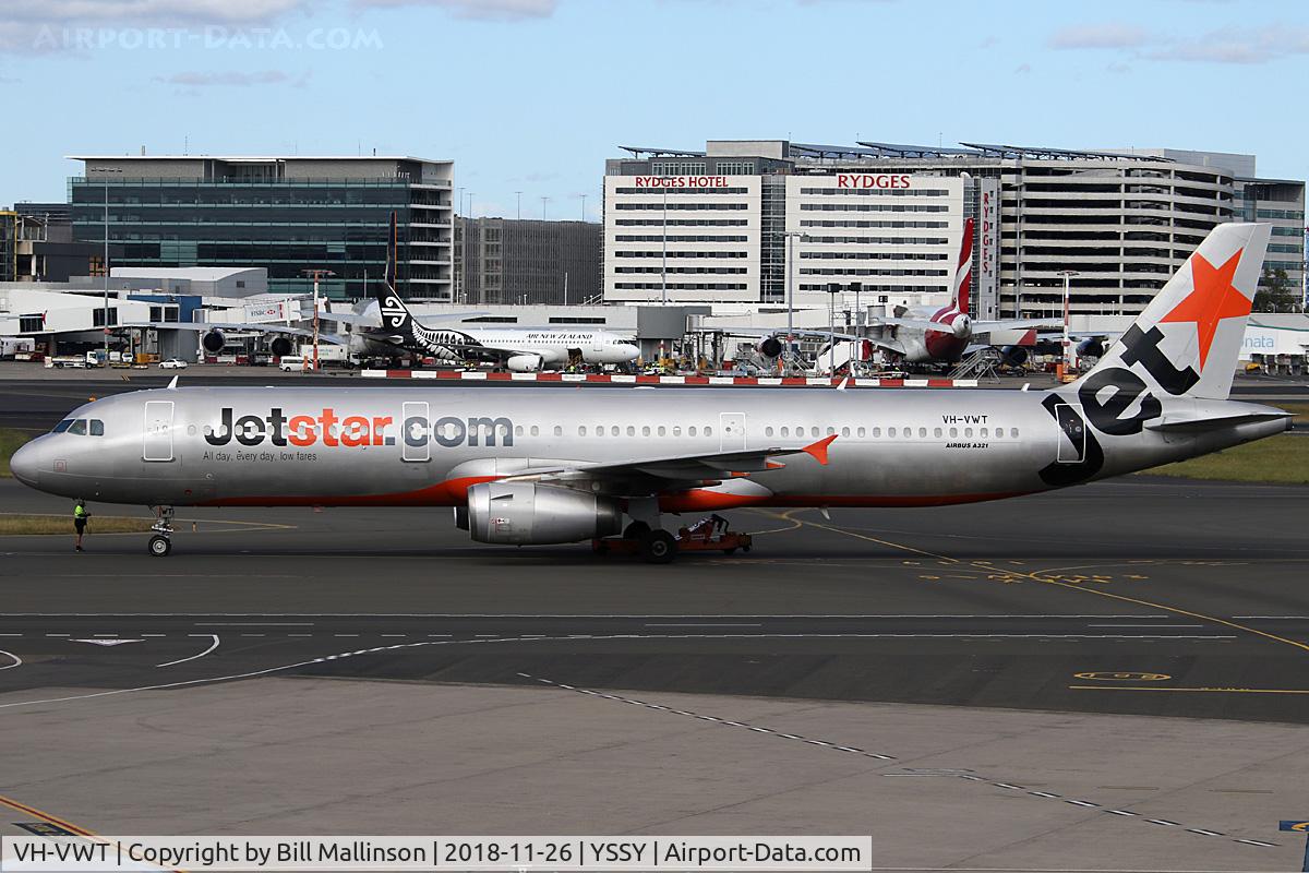 VH-VWT, Airbus A321-231 C/N 3717, taxiing