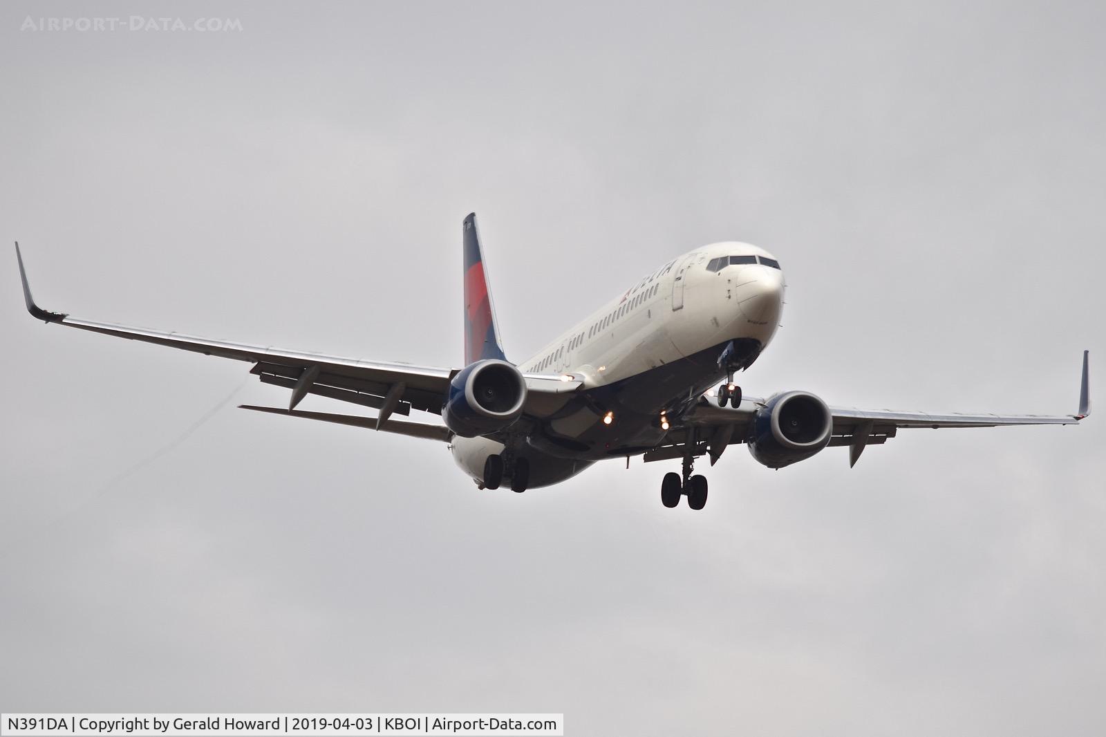 N391DA, 2000 Boeing 737-832 C/N 30560, Landing RWY 10L.