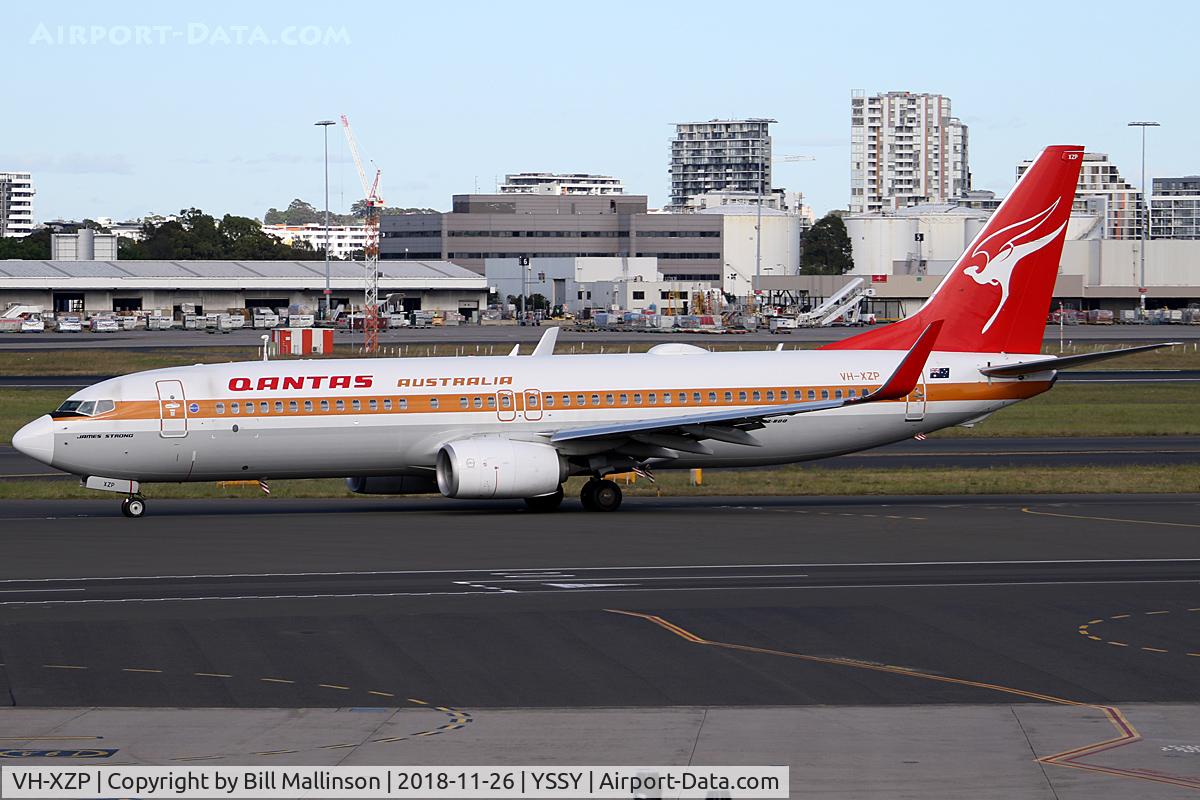 VH-XZP, 2014 Boeing 737-838 C/N 44577, taxiing