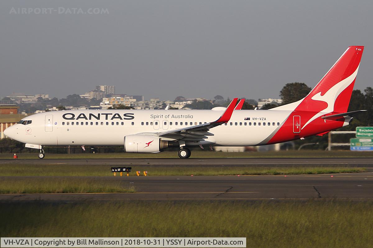 VH-VZA, 2008 Boeing 737-838 C/N 34195, rolling on 16R