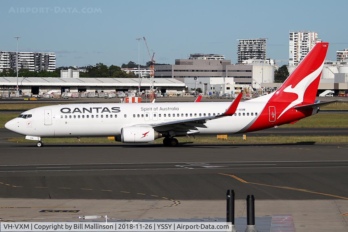 VH-VXM, 2002 Boeing 737-838 C/N 33483, tsxiing