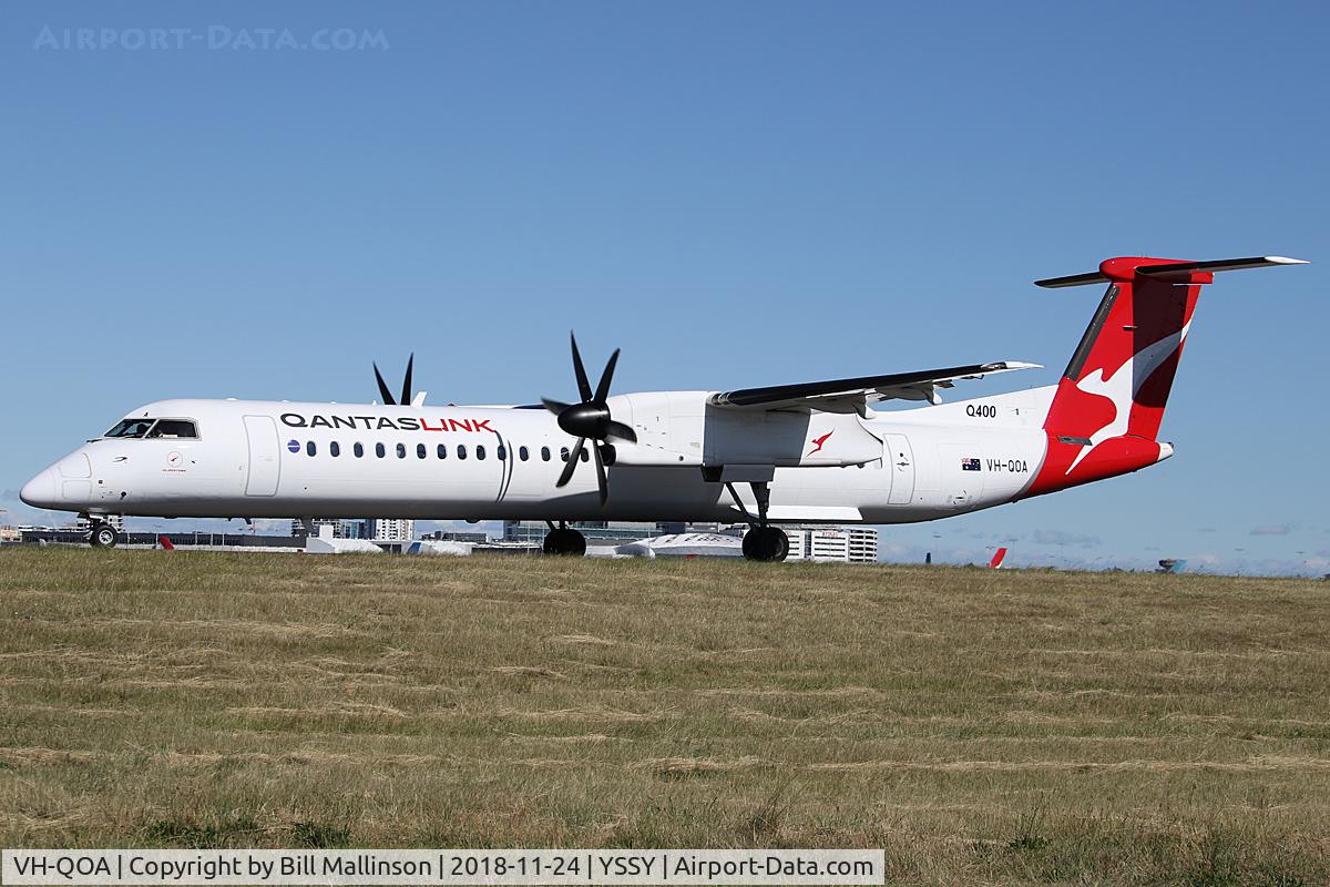 VH-QOA, 2005 De Havilland Canada DHC-8-402 Dash 8 C/N 4112, taxiing