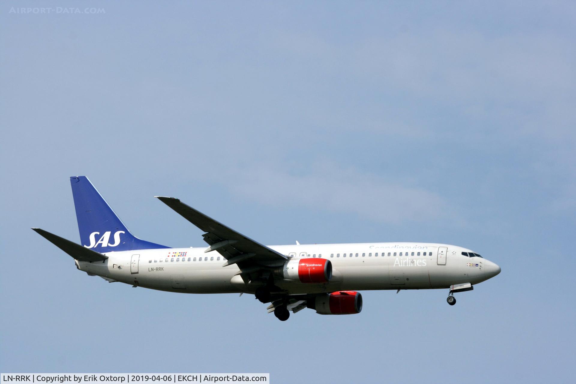 LN-RRK, 2002 Boeing 737-883 C/N 32278, LN-RRK landing rw 04L